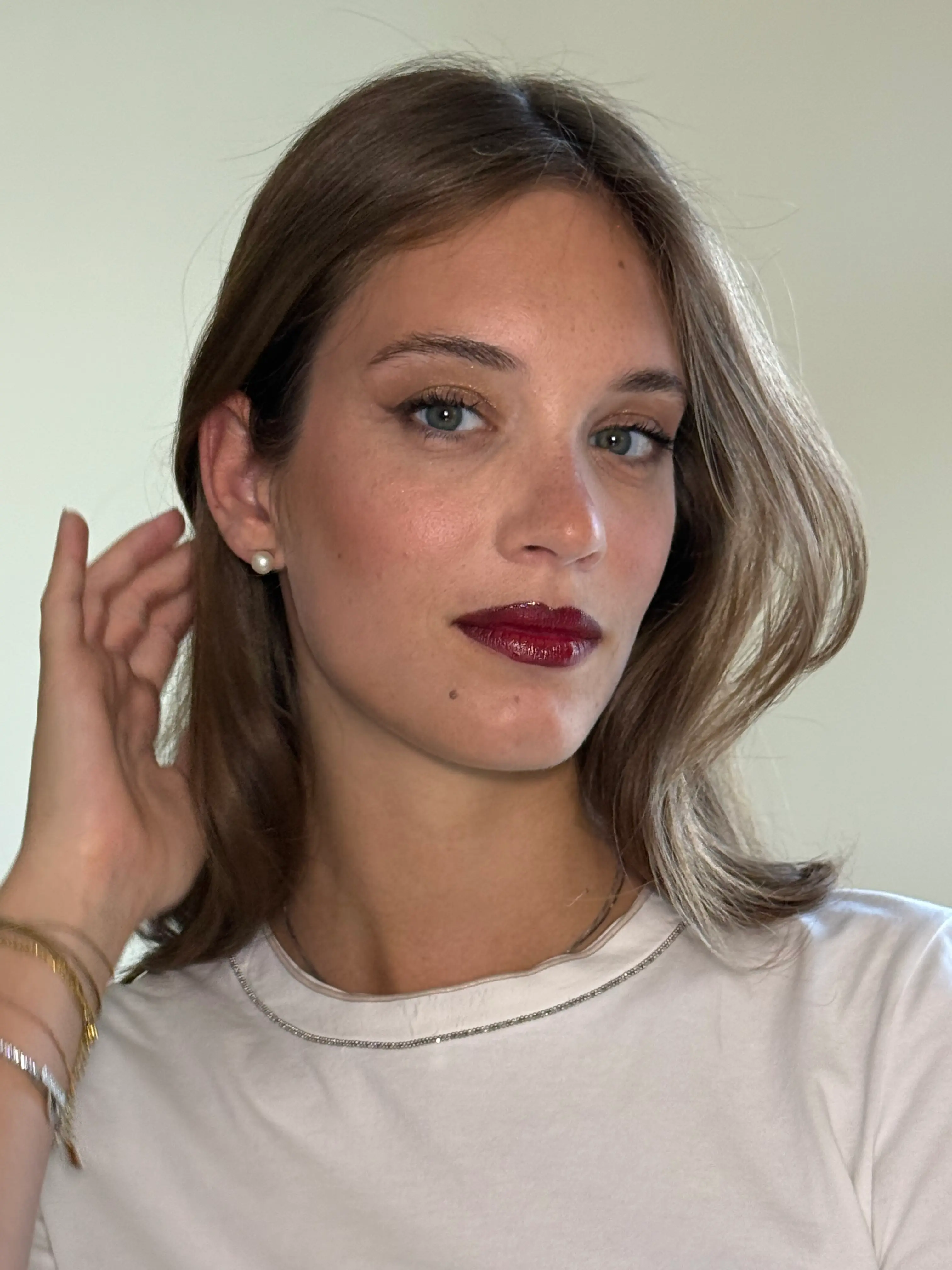 Soft natural eyes paired with the viral Coca Cola Lips: a glossy, deep red-brown lip look that’s bold yet wearable.